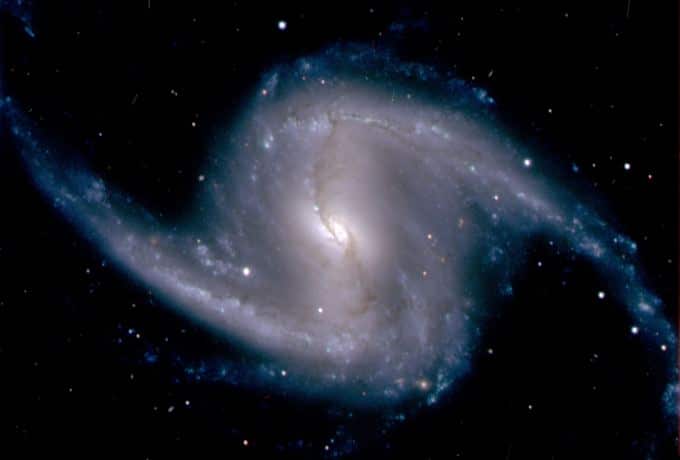 des-nufotografuota-spiraline-galaktika-ngc-1365-esanti-krosnies-zvaigzdyno-galaktiku-spieciuje-galak-50585d6c5ea50