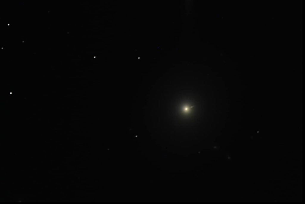 lejos galaxia M87