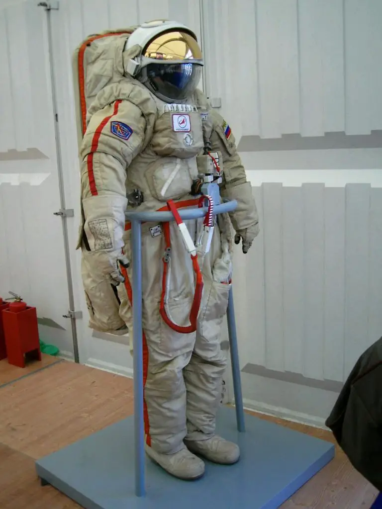 Traje y casco de astronauta