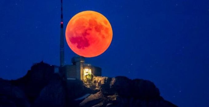 ¿Por qué la luna se pone roja? Lo que deberías conocer