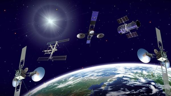 cuantos satelites orbitan la tierra 4
